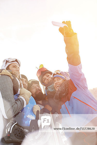 Skifahrer-Freunde nehmen Selfie mit Kamera-Handy