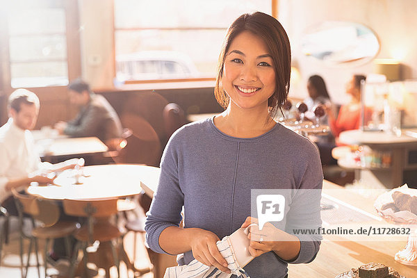 Porträt lächelnd weiblichen Barista im Café
