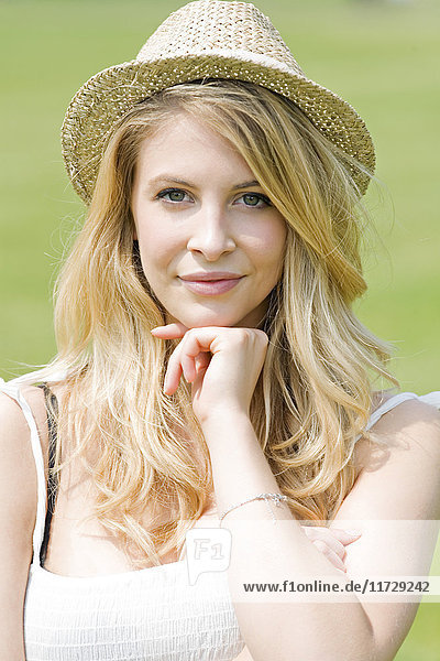 Porträt einer jungen blonden Frau im Park