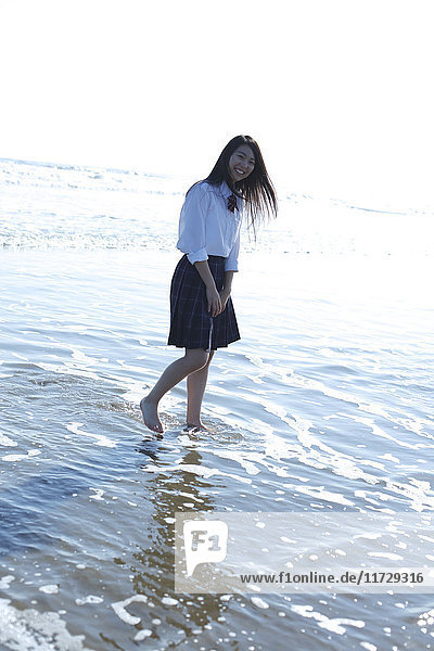 Junge Japanerin in Highschool-Uniform am Meer  Chiba  Japan