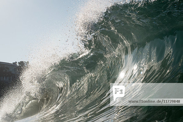 Nahaufnahme der rollenden Welle und des Strandes Laguna Beach Kalifornien USA