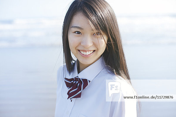 Junge Japanerin in Highschool-Uniform am Meer,  Chiba,  Japan