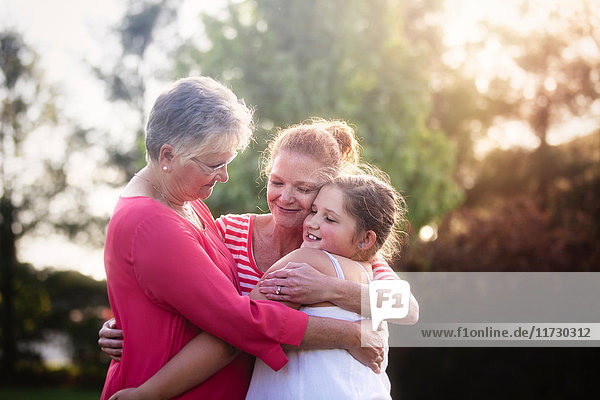 Porträt einer Drei-Generationen-Familie  umarmend