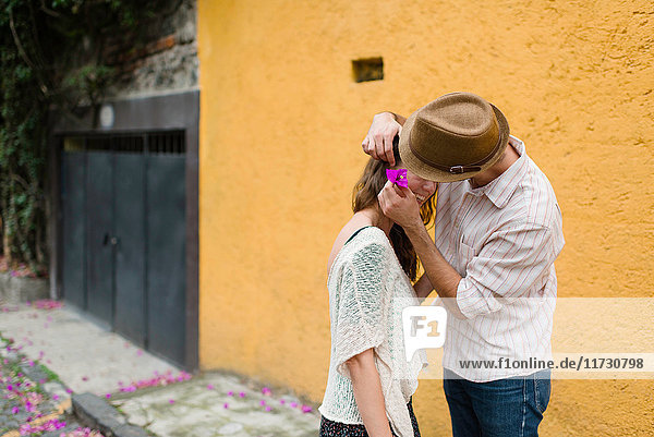 Mann legt Blume ins Haar der Frau  Mexiko-Stadt  Mexiko