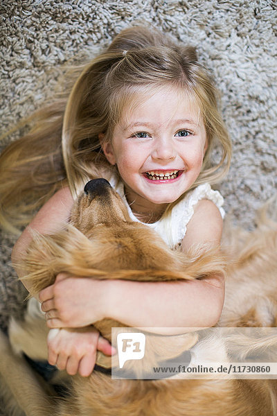 Porträt eines jungen Mädchens  das seinen Hund umarmt