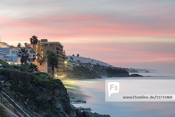 Landschaftsansicht von Klippen und Strand in der Morgendämmerung Laguna Beach Kalifornien USA