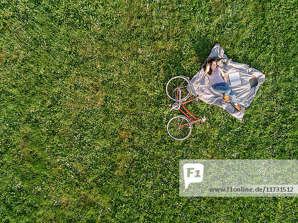 Frau entspannt sich auf Gras