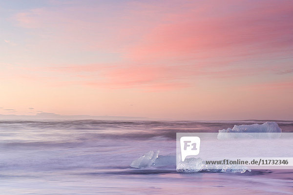 Eisberge am Strand in der Abenddämmerung Jokulsarlon Island