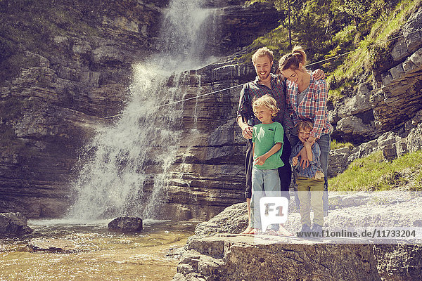Zwei-Generationen-Familie vergnügt sich am Wasserfall  Ehrwald  Tirol  Österreich