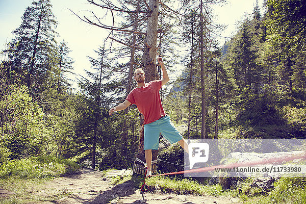 Mann am Seil balancierend  Ehrwald  Tirol  Österreich