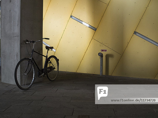 Abgestelltes Fahrrad in Haus 8 Kopenhagen Dänemark