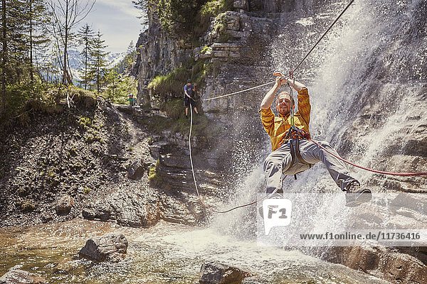 Mann beim Abseilen des Wasserfalls  Ehrwald  Tirol  Österreich