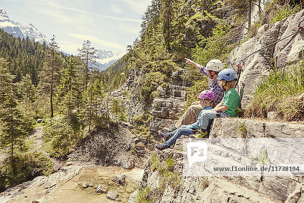 Vater und Kinder genießen Aussicht auf Hügel  Ehrwald  Tirol  Österreich
