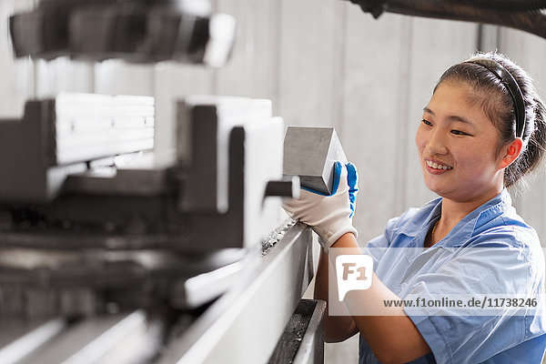 Weibliche Fabrikarbeiterin in einer Kranfabrik China