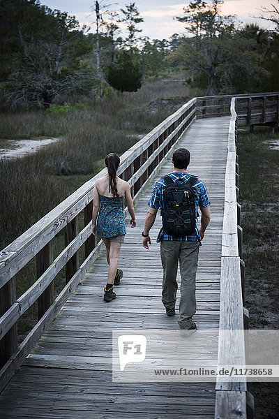 Wanderer überqueren Brücke  Skidaway Island State Park   Savannah  Georgia  USA