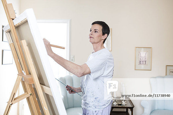 Frau malt zu Hause