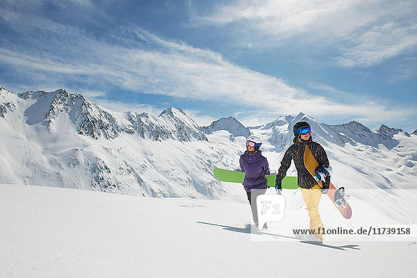 Zwei Snowboarder zu Fuss im Schnee  Obergurgl  Österreich