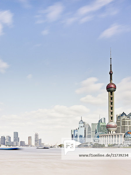 Die Skyline von Pudong und der Bund am Fluss Huangpu Shanghai China