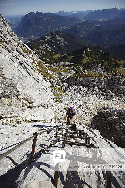 Ältere Frau klettert Alpspitz-Klettersteig  erhöhte Aussicht  Garmisch-Partenkirchen  Bayern  Deutschland