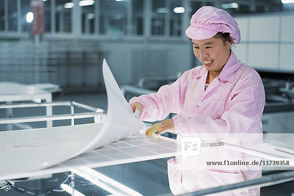 Arbeitnehmerin in einer Solarmodul-Montagefabrik  Solar Valley  Dezhou  China