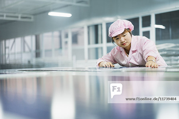 Arbeitnehmerin in einer Solarmodul-Montagefabrik Solar Valley Dezhou China