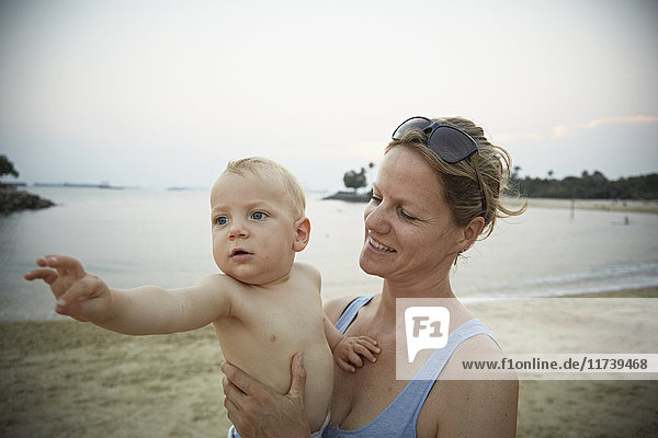 Porträt der Mutter und des kleinen Jungen am Strand  Singapur