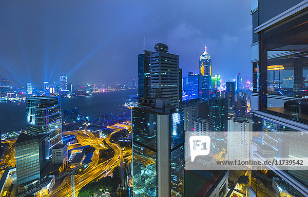 Zentraler Finanzbezirk von Hongkong und Hafen von Victoria  Hongkong  China