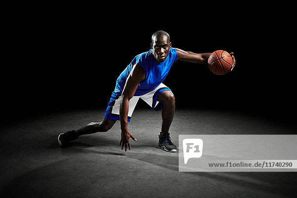 Studioaufnahme eines Basketballspielers  der den Ball hält