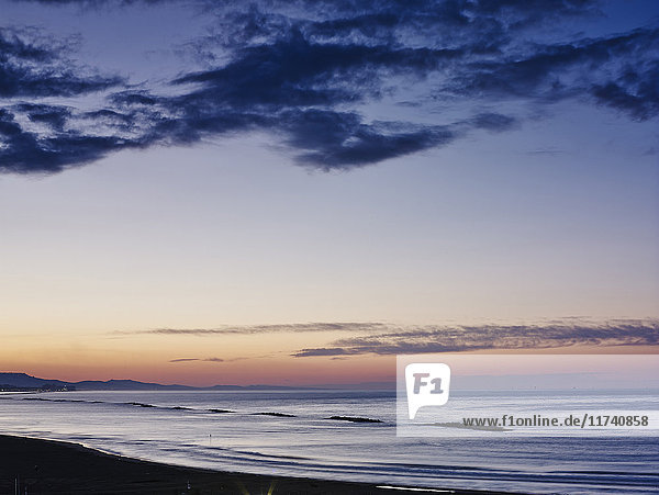 Blick auf die Küste bei Sonnenuntergang  Pescara  Abruzzen  Italien