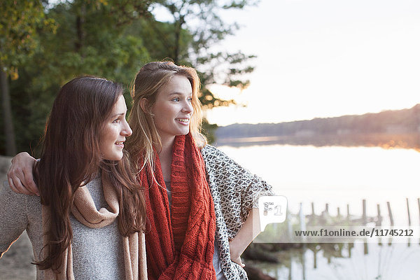 Junge Frauen genießen die Landschaft am See