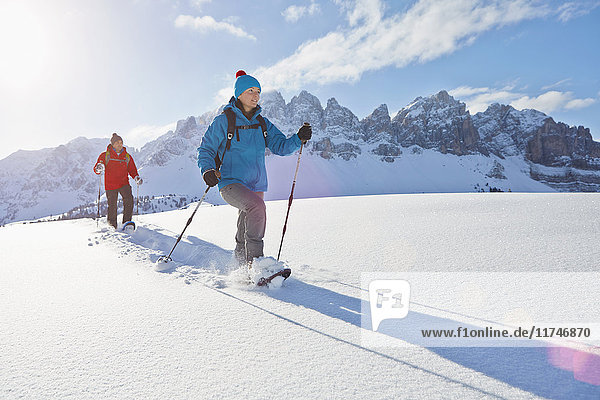 Schneeschuhwandern für Paare mittlerer Erwachsener in den Dolomiten  Eisacktal  Südtirol  Italien