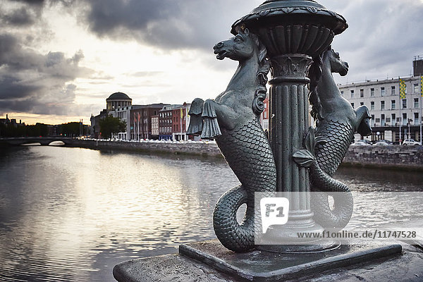 Detail von Seepferdchen auf der Grattan-Brücke Dublin Republik Irland