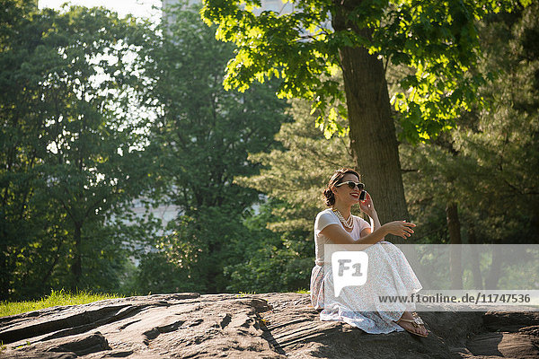 Mittelgroße erwachsene Frauen mit Mobiltelefonen im Central Park  New York
