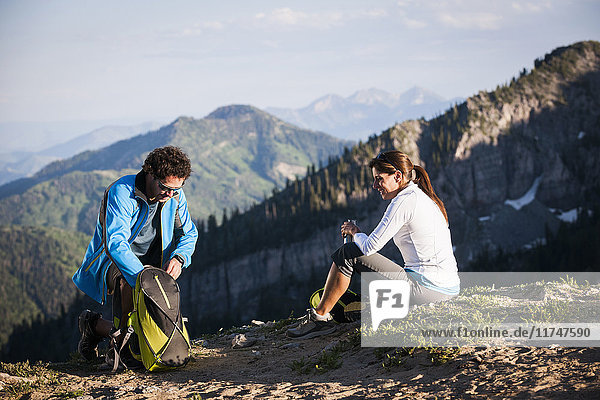 Wanderer machen Pause  Sunset Peak trail  Catherine's Pass  Wasatch Mountains  Utah  USA
