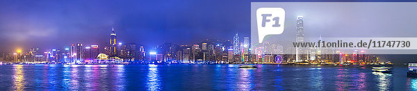 Die zentrale Skyline von Hongkong und der Hafen von Victoria  Hongkong  China