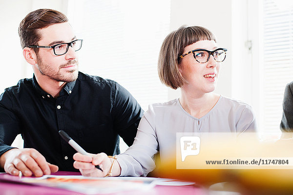 Junger Mann und mittelgroße erwachsene Frau mit Brille bei einem Treffen