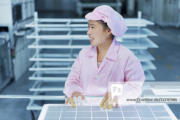 Arbeitnehmerin in einer Solarmodul-Montagefabrik Solar Valley Dezhou China