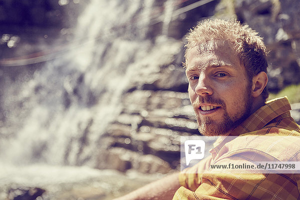 Mann entspannt am Wasserfall  Ehrwald  Tirol  Österreich
