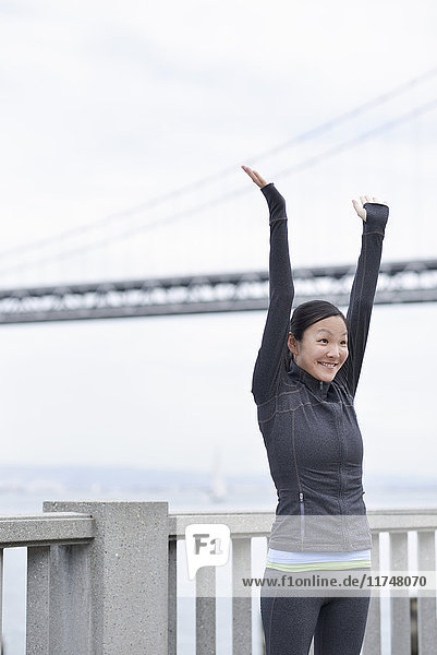 Läuferin streckt sich auf der Brücke San Francisco Kalifornien