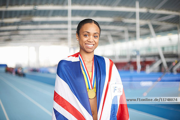 Junge Athletin mit Goldmedaille in UK-Flagge gehüllt