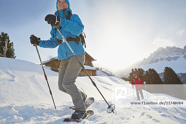 Schneeschuhwandern für Paare mittlerer Erwachsener  Dolomiten  Eisacktal  Südtirol  Italien