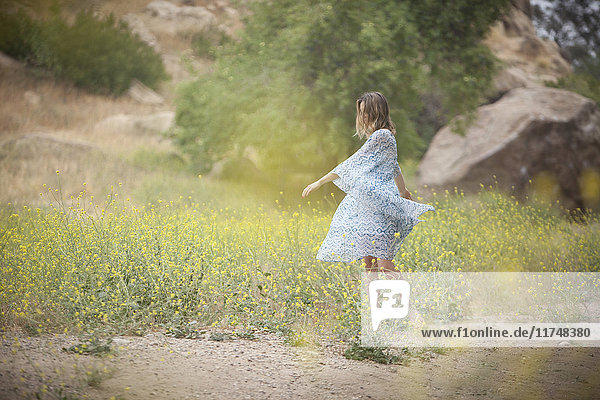Tanzende Frau im Park Stoney Point Topanga Canyon Chatsworth Los Angeles Kalifornien USA