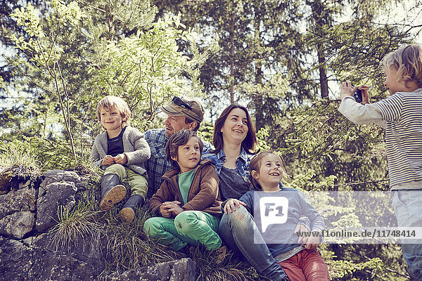 Junge fotografiert Familie  im Wald