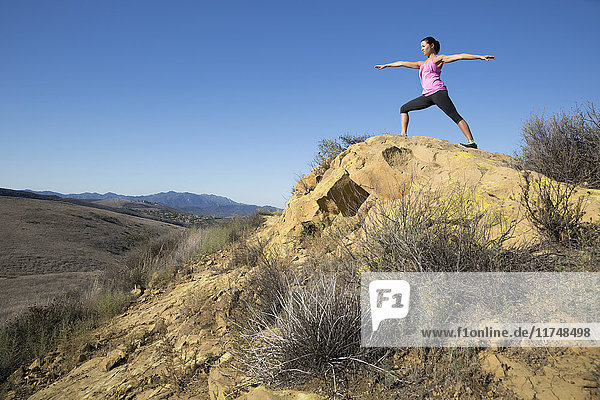 Reife Frau praktiziert Yoga-Pose auf einem Hügel  Thousand Oaks  Kalifornien  USA