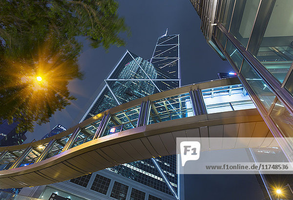 Fussgängerweg und Gebäude der Bank of China  Hongkong  China