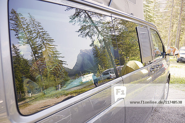 Im Wald geparktes Wohnmobil  Toblacher See  Dolomiten  Südtirol  Italien