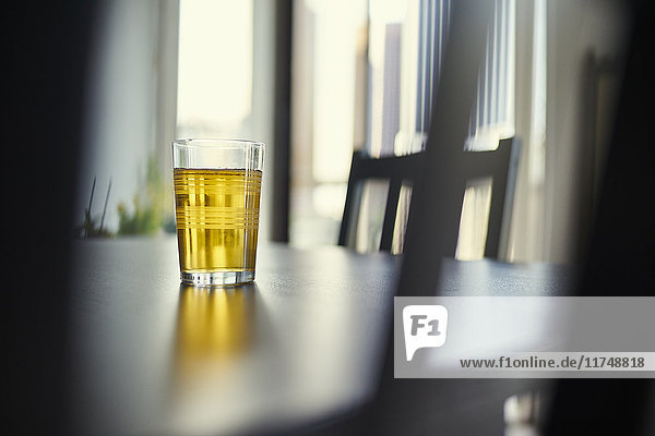 Glas Saft auf dem Tisch