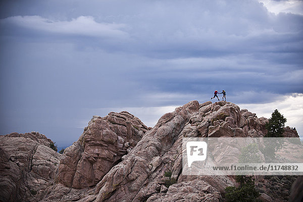 Paar auf Felsen  Hartman Rocks Recreation Area  Gunnison  Colorado  USA