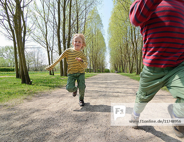 Kinder rennen auf dem Pfad im Park