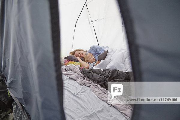 Mutter im Zelt liegend mit Kleinkind Sohn mit digitalem Tablett